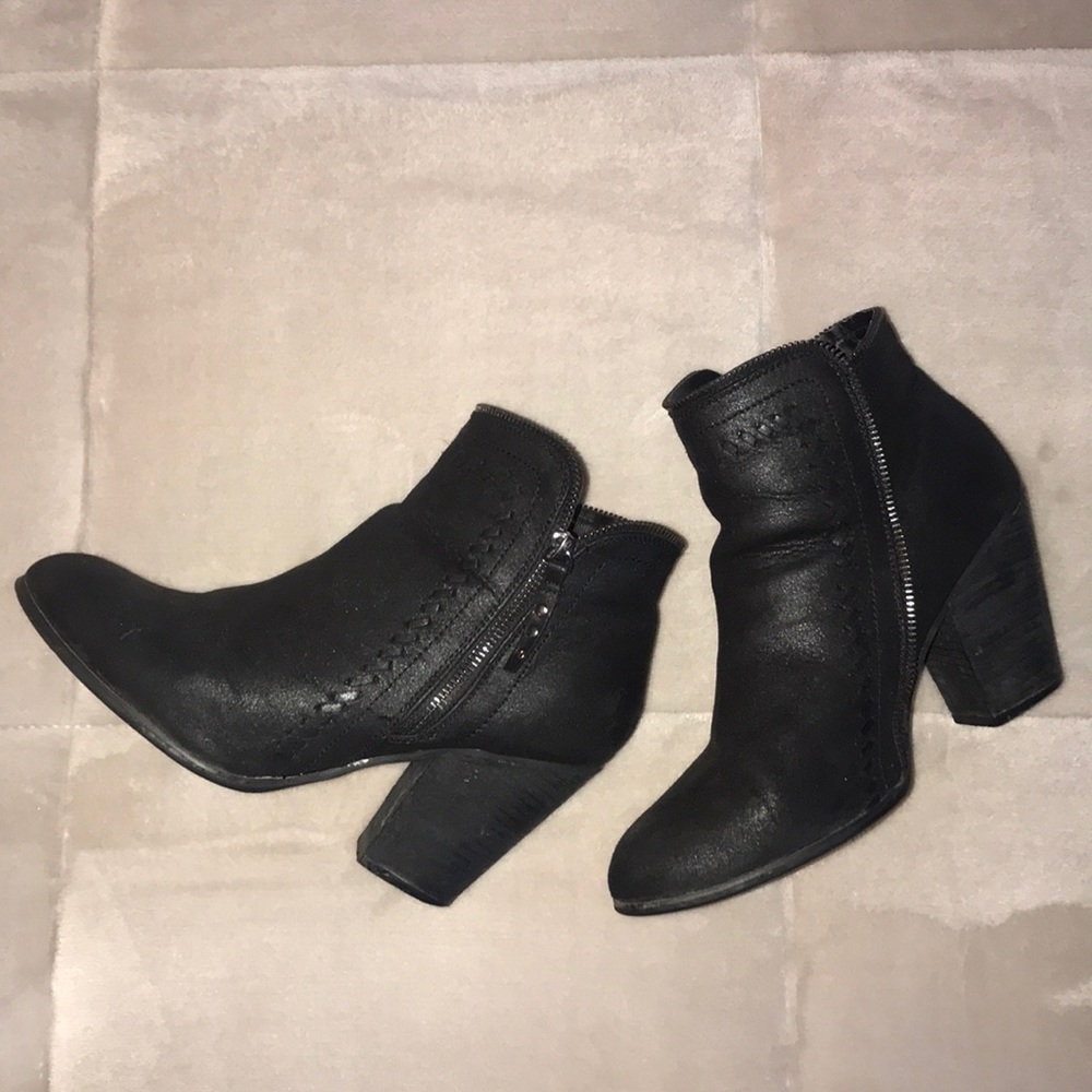 Daisy Fuentes Black Booties